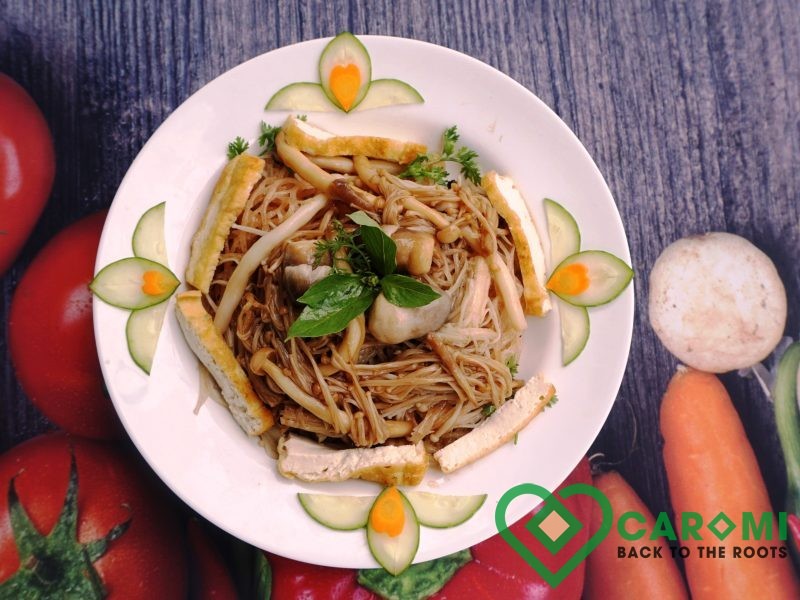 Cassava noodle mixes with mushroom