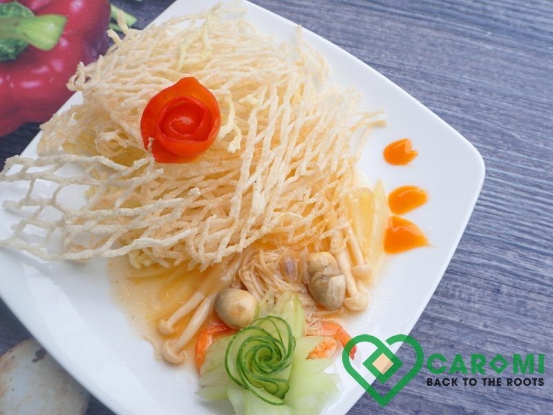 Fried cassava noodles mixing shrimps and mushrooms