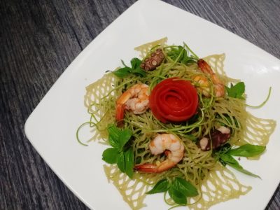 Salad hải sản phở sắn