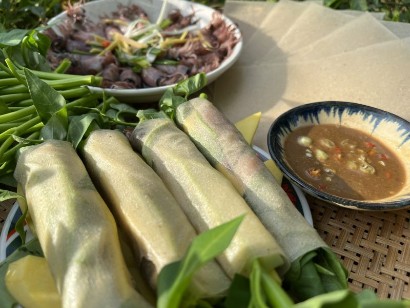 cùng làm món mực hấp cuốn rau muống từ bánh tráng sắn nhà Caromi