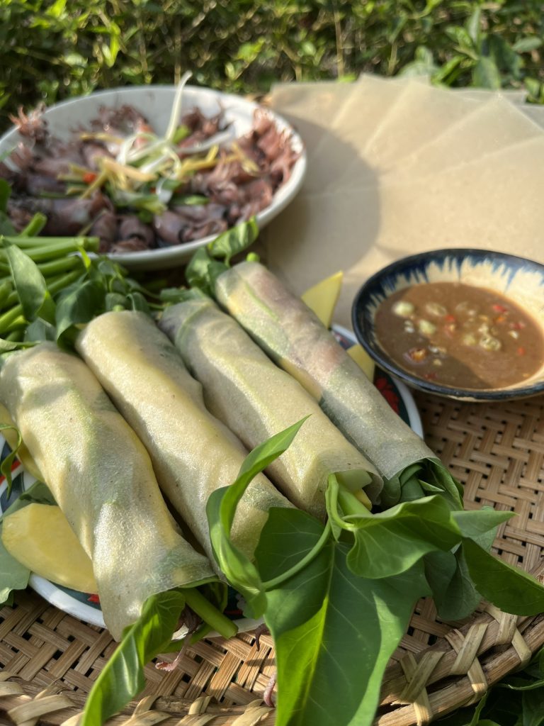 Món mực hấp cuốn rau muống bằng Bánh tráng sắn khiến dân tình mê mẩn